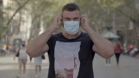 Man putting a protective face mask on Video stock 140104652