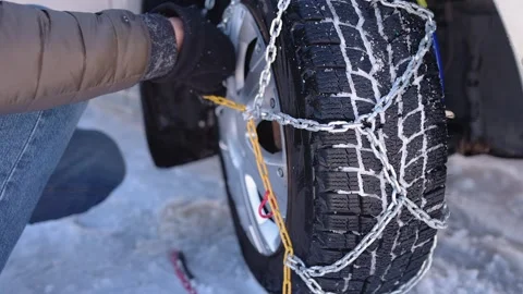 Man Putting Snow Tire Chains On  Car wheel 스톡 동영상 170048887