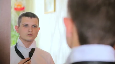 Man putting on tie Stock Footage 63896990