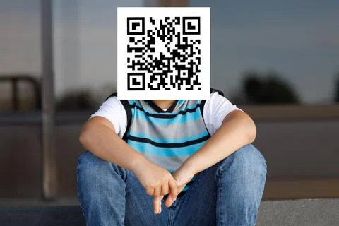 Man with qr code on his face sits on the steps Stockfoto's