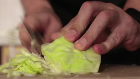 A man quickly cuts a cabbage Vídeos de archivo 151710931
