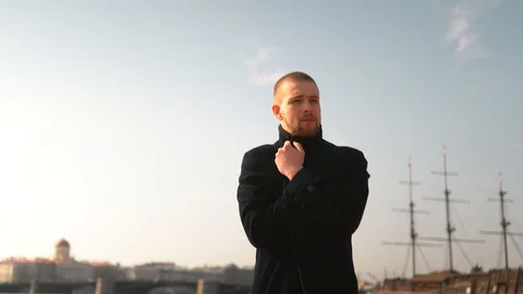 Man quickly walks forward along the road against the backdrop of beautiful city Stockbeeldmateriaal 129093302
