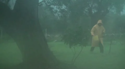 Man in the rain 2 Stockbeeldmateriaal 21243025