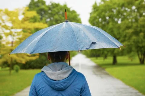 Man in rain Stock-Fotos