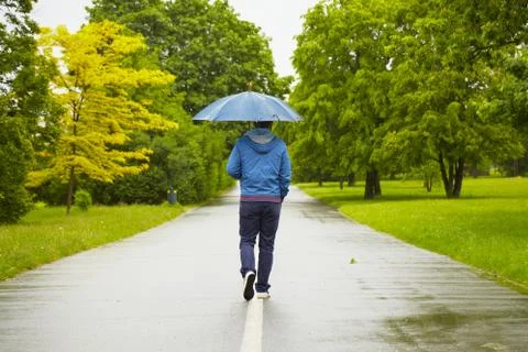 Man in rain Stock-Fotos
