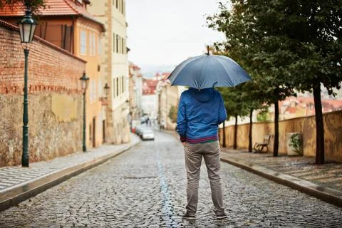 Man in rain Stock-Fotos