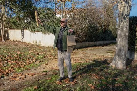 The man raised his hands with bread and bags in a welcoming gesture Foto stock
