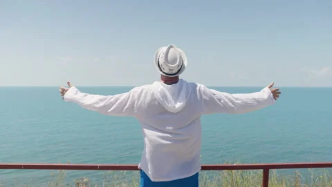 Man raised his hands in front of the sea Видео 199824372