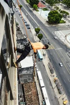 A man rappelling down the Lacerda Elevator. Fotos de archivo