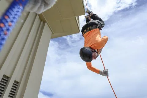 A man rappelling down the Lacerda Elevator. Fotos de archivo