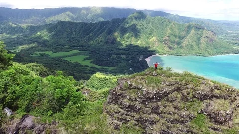 Man reaches summit of Pu'umanamana hike, Hawaii 動画素材 73782553