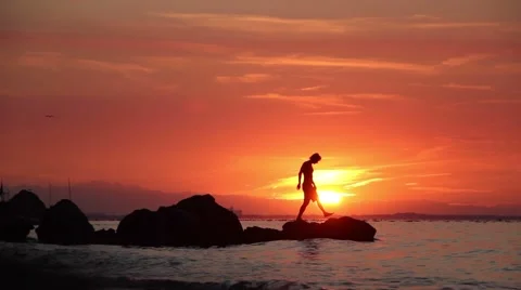 Man reaching the reef on a peaceful sunset 스톡 동영상 55876508