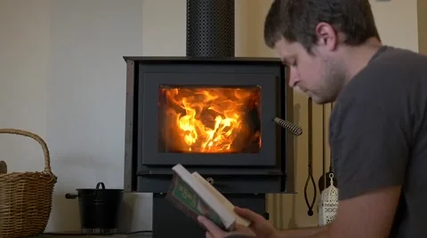 Man Readin By Fireplace - Slow Motion 库存影片 40258713