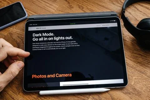 Man reading about Dark Mode on iOS 13 Foto stock