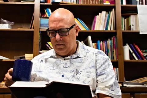 Man Reading and Drinking Coffee Foto stock