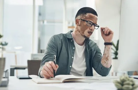Man, reading and notebook in office with computer, problem solving and plan.. Foto stock