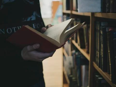 Man reading the book in the library. Foto stock