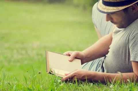 Man reading a book Stock-Fotos