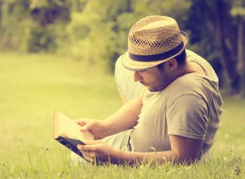 Man reading a book Stock-Fotos