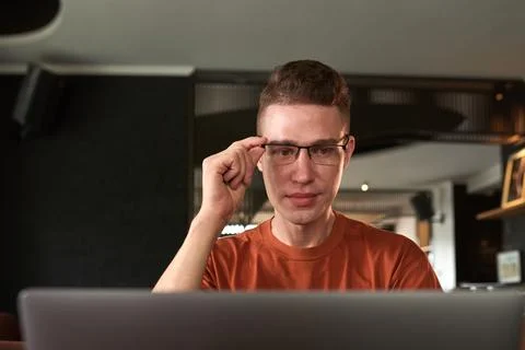 Man Reading E-mails on Laptop Foto stock