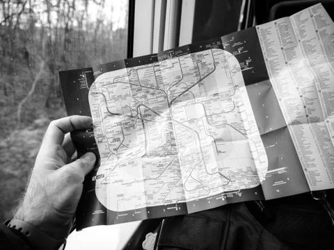 Man reading in fast RER train map of Parisian Metro Foto stock