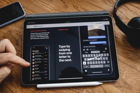 Man reading on iPad Pro about new iOS 13 Foto stock