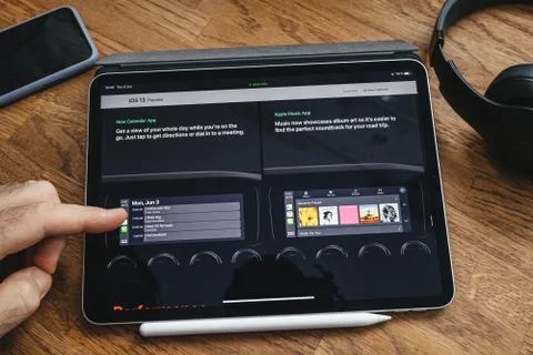 Man reading on iPad Pro about new iOS 13 new Carplay Foto stock