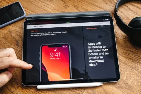 Man reading on iPad Pro about new iOS 13 Foto stock