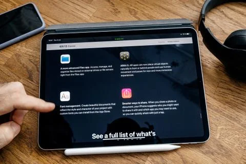 Man reading on iPad Pro about new iOS 13 Foto stock
