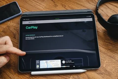 Man reading on iPad Pro about new iOS 13 Foto stock