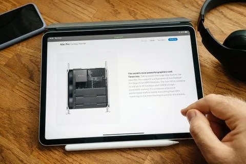 Man reading on iPad Pro launch Mac Pro workstation GPU Stockfoto's