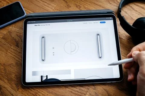 Man reading on iPad Pro launch Mac Pro workstation 스톡 사진