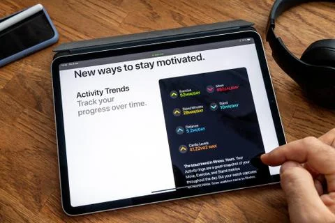 Man reading on iPad Pro WWDC 19 product launch Foto stock