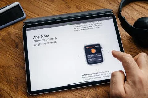 Man reading on iPad Pro WWDC 19 product launch Foto stock