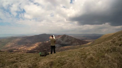 A man reading an map high in the mountains Vídeo Stock 224158704
