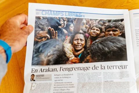 Man reading newspaper about rohingya refugees Foto stock