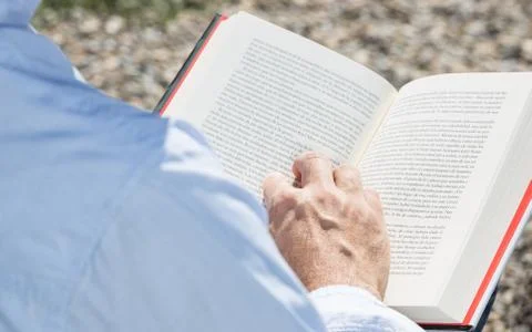 Man reading Foto stock