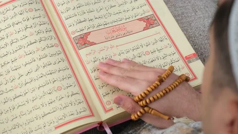 Man reading Quran Ramadan Vídeo Stock 235919433