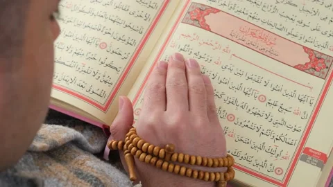Man reading Quran Ramadan 스톡 동영상 235920995
