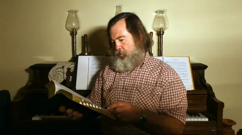 Man reading scriptures P HD 6499 스톡 동영상 644416