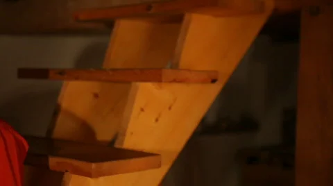 Man reading on the stairs Vídeo Stock 629953