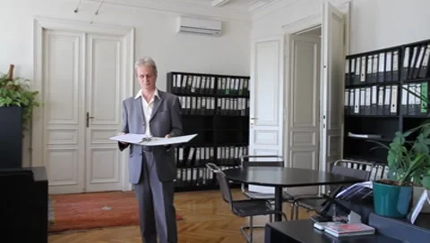 A man reads aloud Vídeos de archivo 8665919