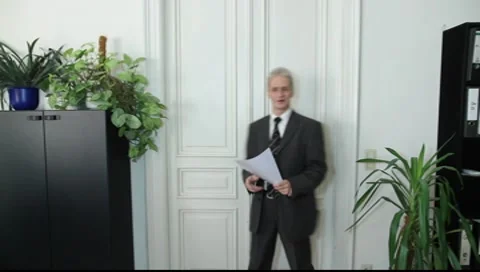 A man reads aloud Vídeos de archivo 8986385