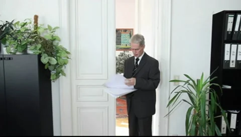 A man reads aloud Vídeos de archivo 8994729