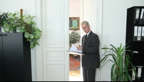 A man reads aloud Vídeos de archivo 8994769