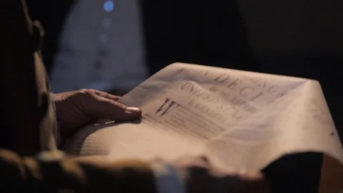 Man reads Declaration of Independence in Tavern Stockbeeldmateriaal 81226271