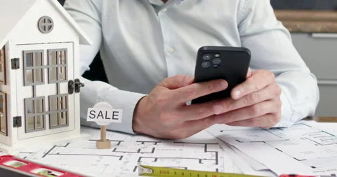 Man reads message and starts composing professional response Vidéo 314731982