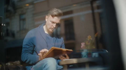 The man reads news in the tablet. Video stock 62549587