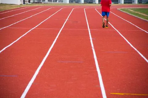 Man ready to start running on running track Foto stock