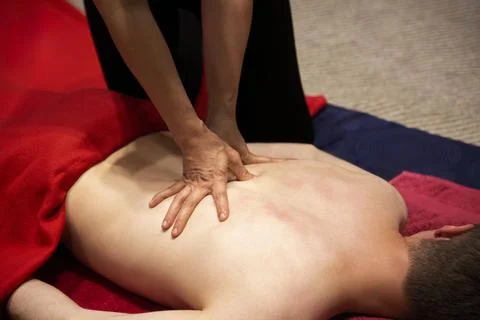 Man receiving back massage Stock-Fotos